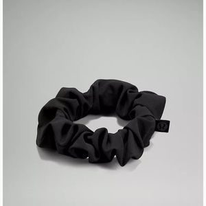 NWT Lululemon Uplifting Scrunchie in Black